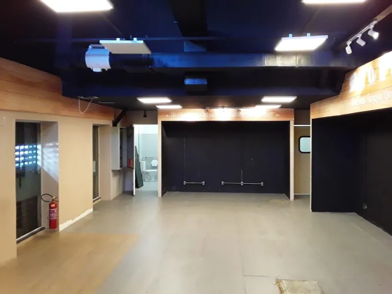 Espaço Comercial na Vila Isabel: Loja de 130m² com 2 Banheiros para Locação no Rio de Jane