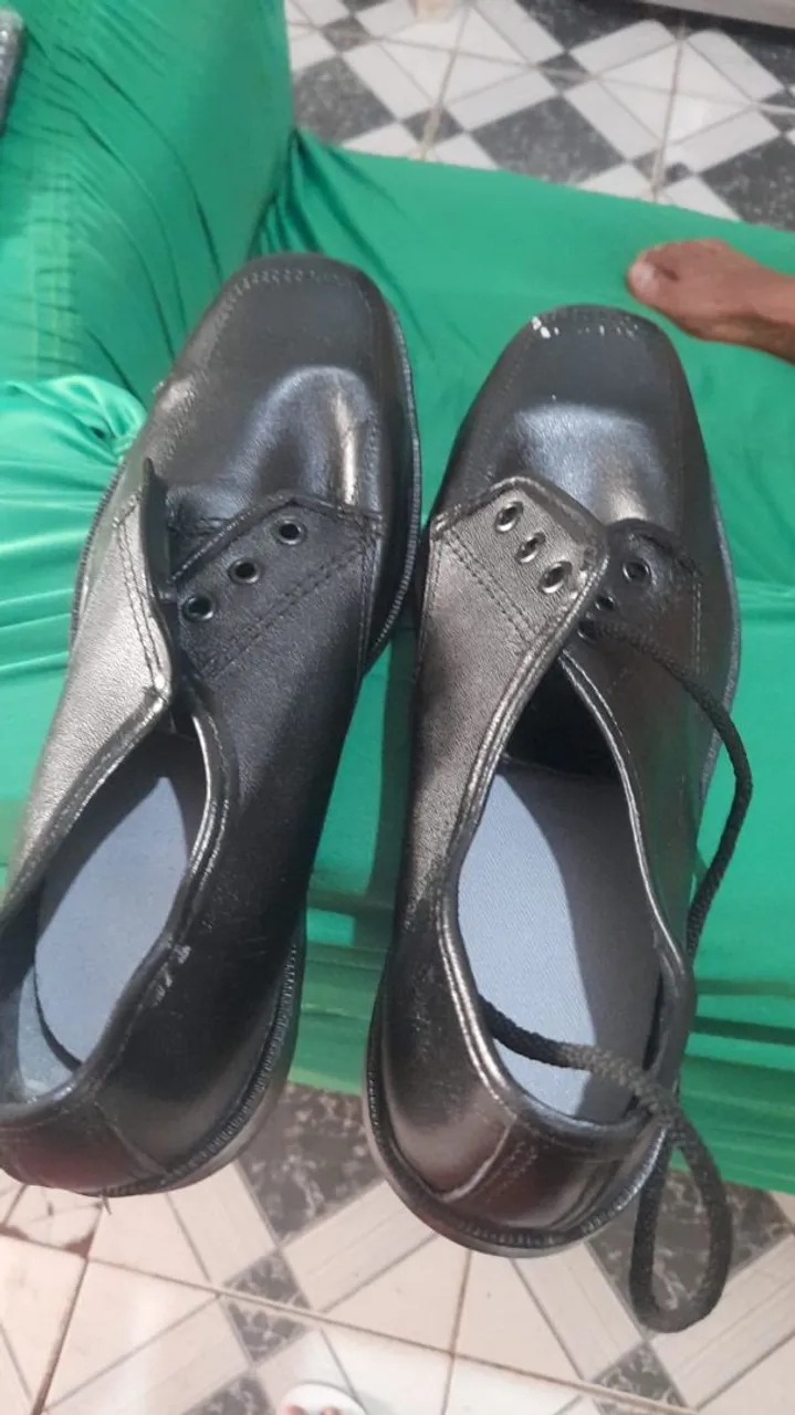 Sapatos pretos de couro
