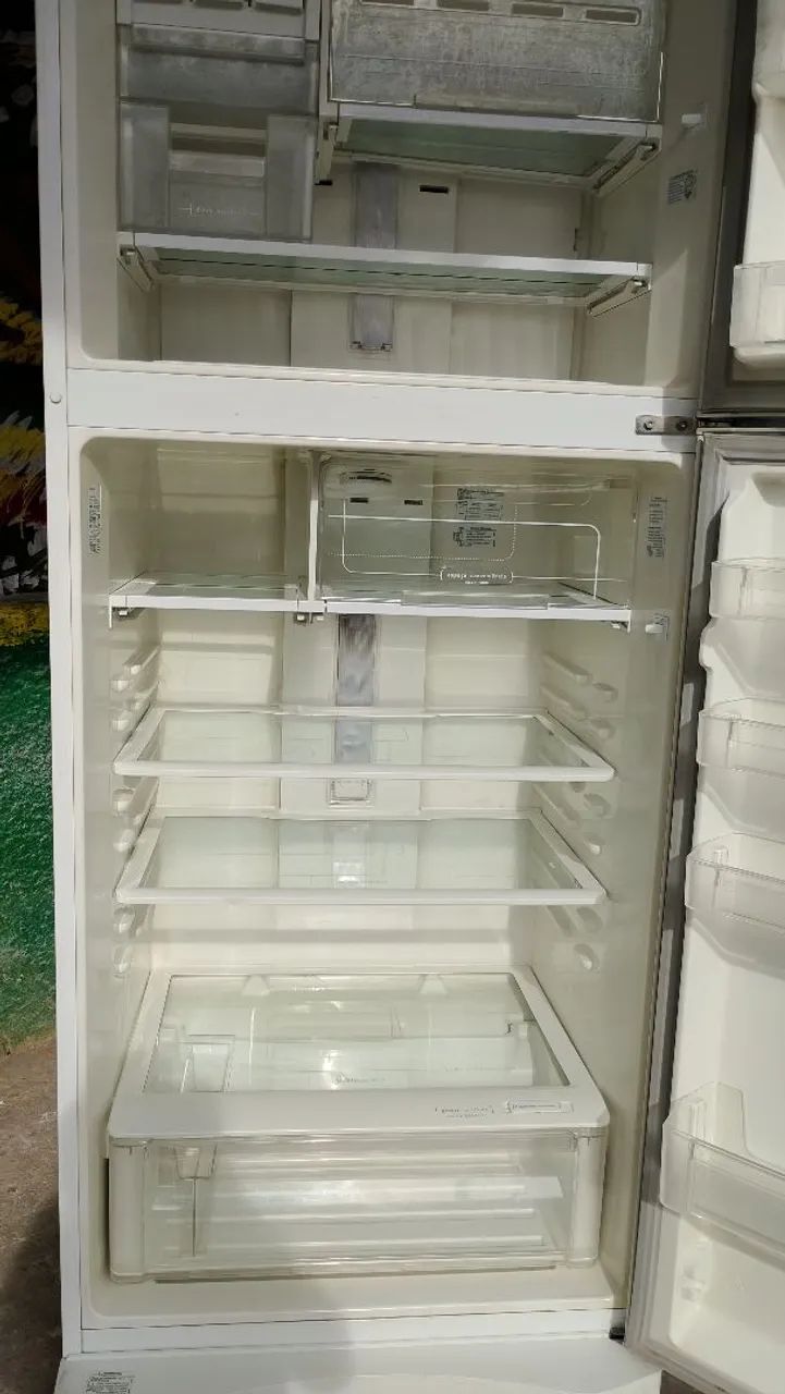 Vendo uma geladeira Eletrolux Frost Free DF80  - Foto 6