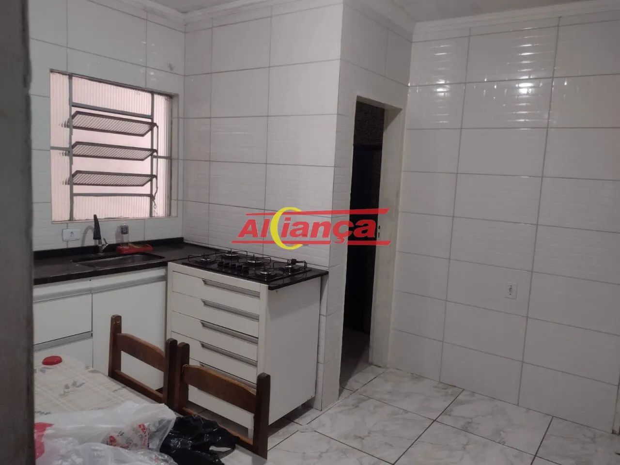 Casa com 2 dormitórios, garagem para 2 carros e amplo quintal com churrasqueira - Foto 3