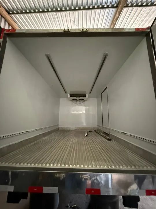 Baú frigorífico 3,70m com aparelho  - Foto 2