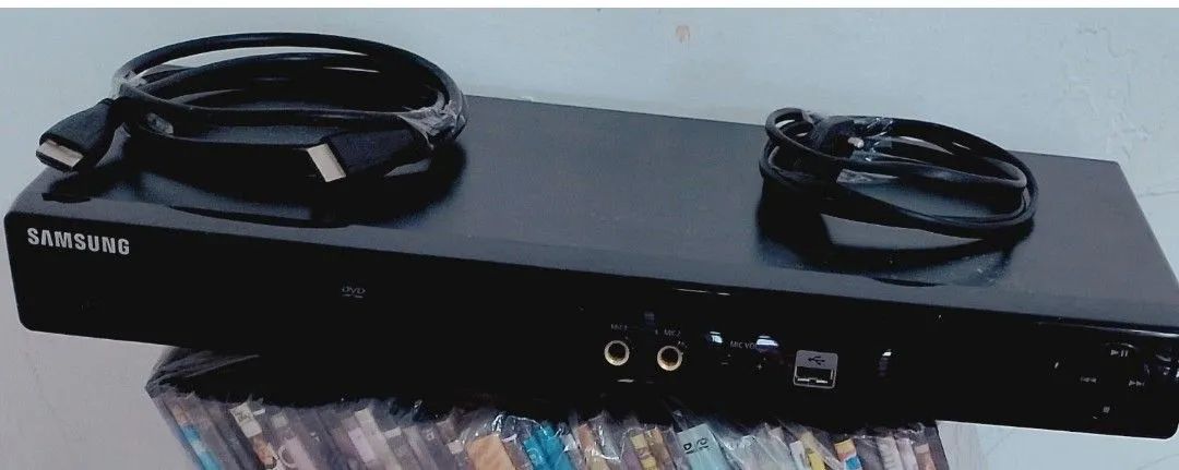 Aparelho Dvd também com entrada HDMI  e TODOS os cds Dvds que estão na foto  - Foto 2