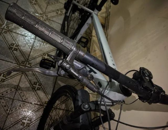 Bike First Aro 29 com Marchas - Excelente Estado - Foto 3