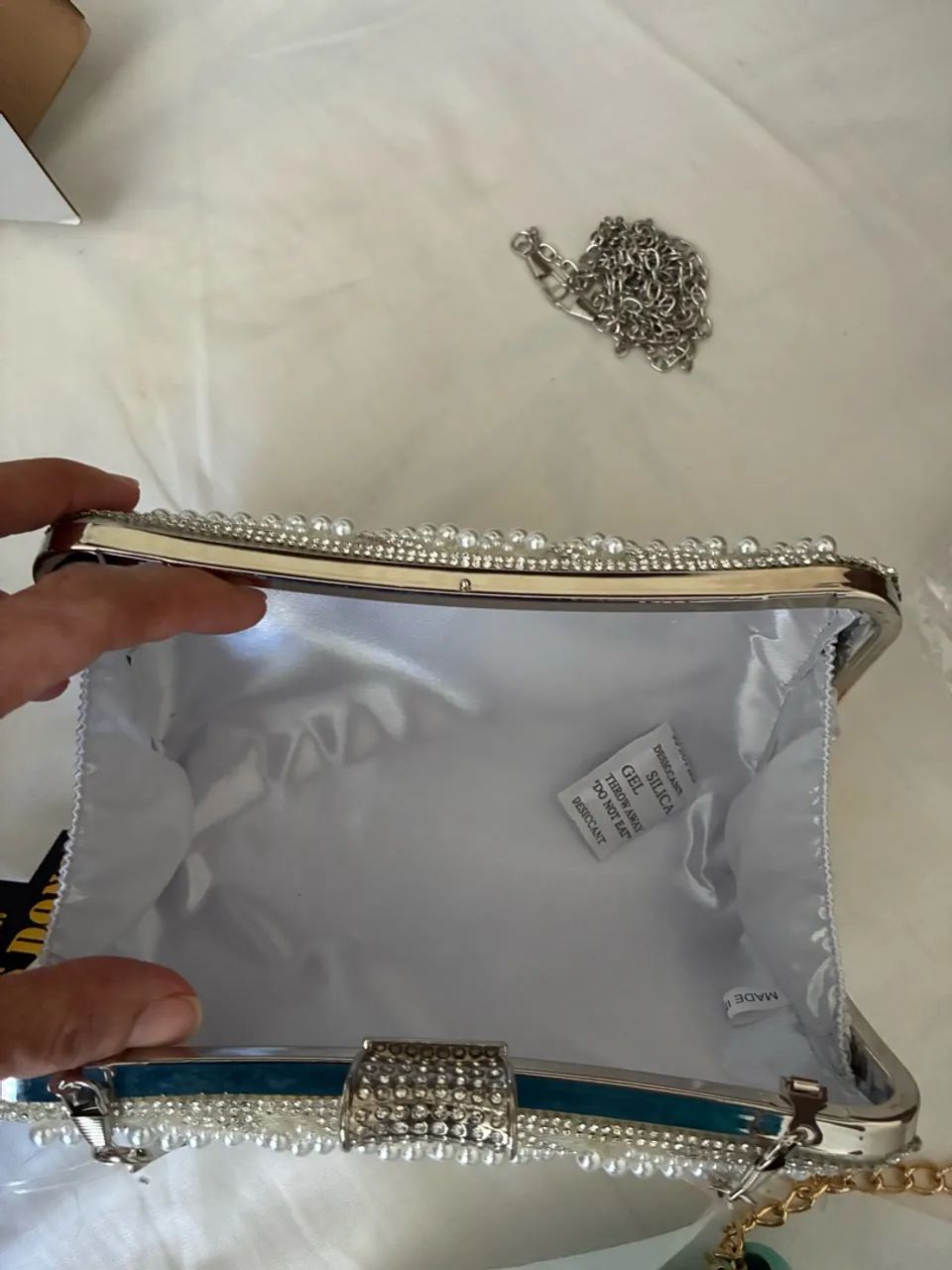 Bolsa clutch de festa estruturada, inteira bordada com pérolas e strass. - Foto 2