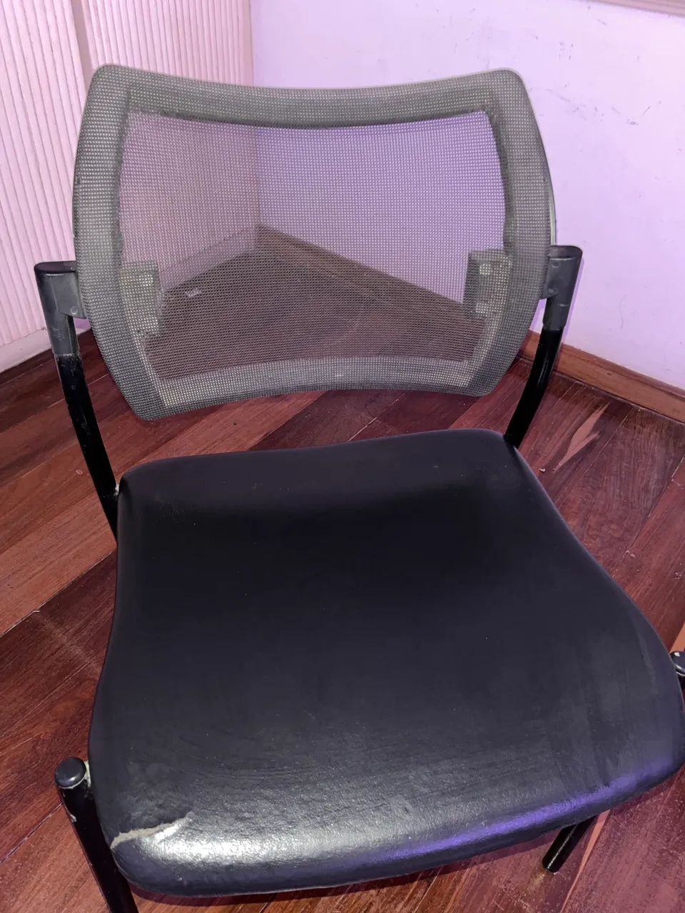Cadeira fixa com encosto em tela - Preta 