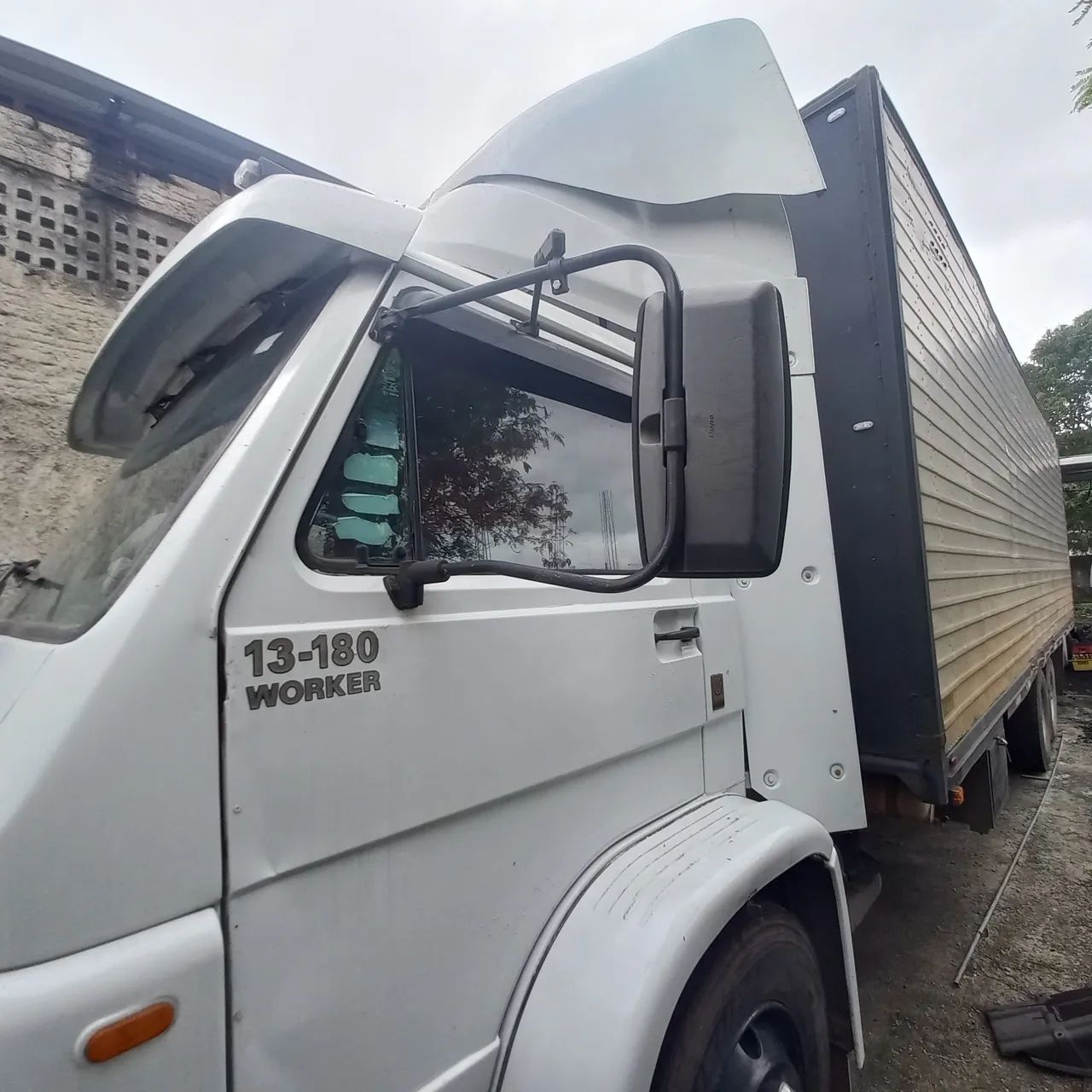 Vendo caminhão baú 
