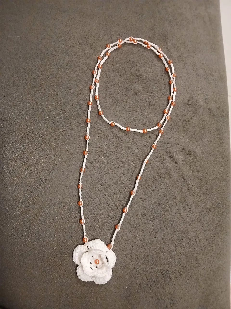 Colar de croché com missangas.