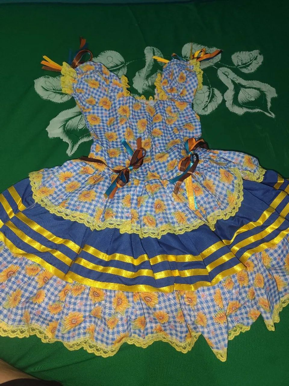 Vestido junino acompanha dois laços 