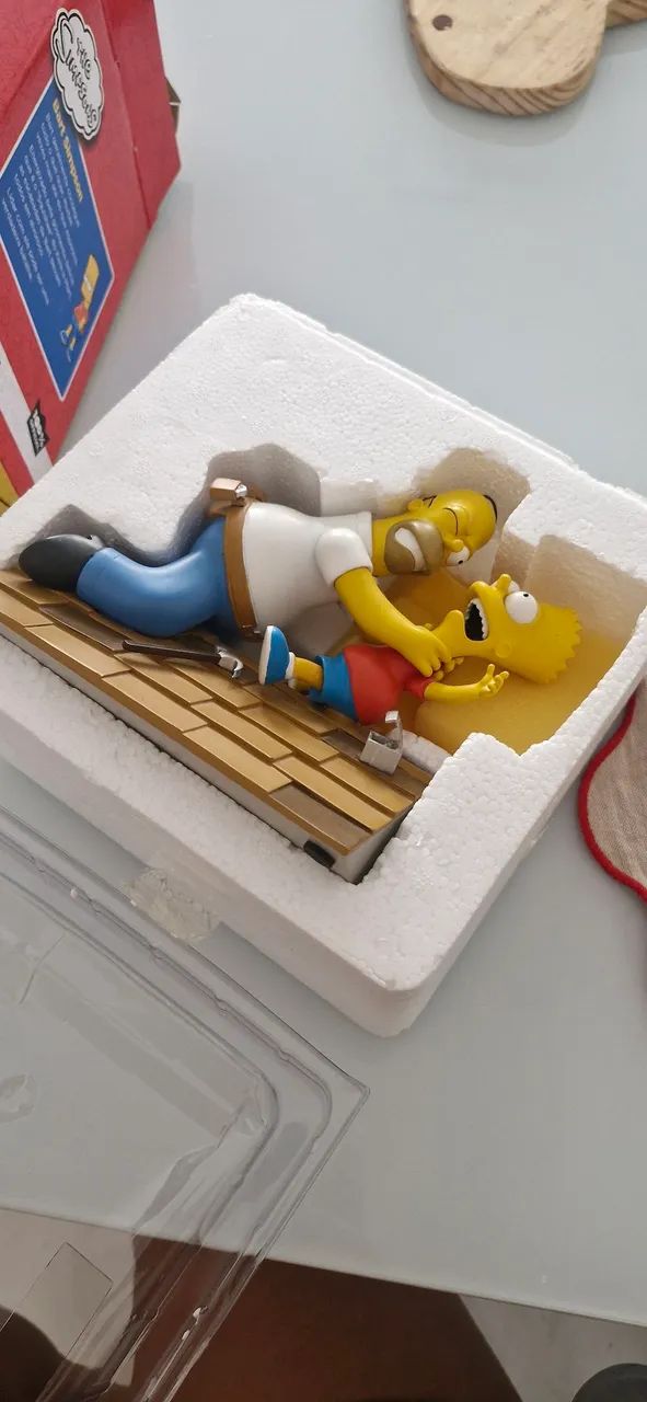 Estatua do Homer vs Bart no telhado da linha Iron Studios - Foto 2