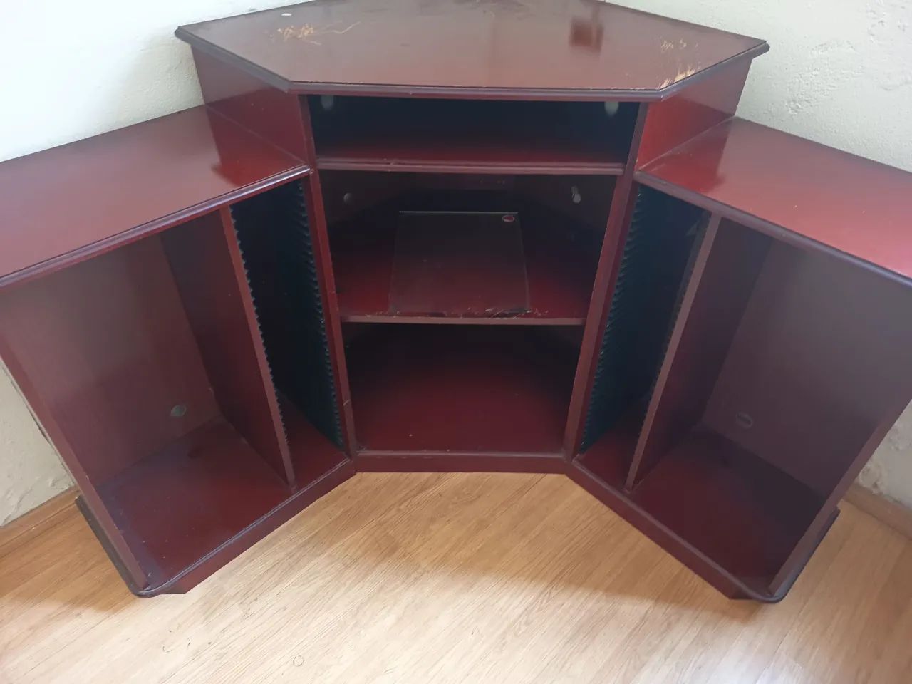 rack de canto em madeira, ideal para TVs e equipamentos de sala de estar - Foto 2