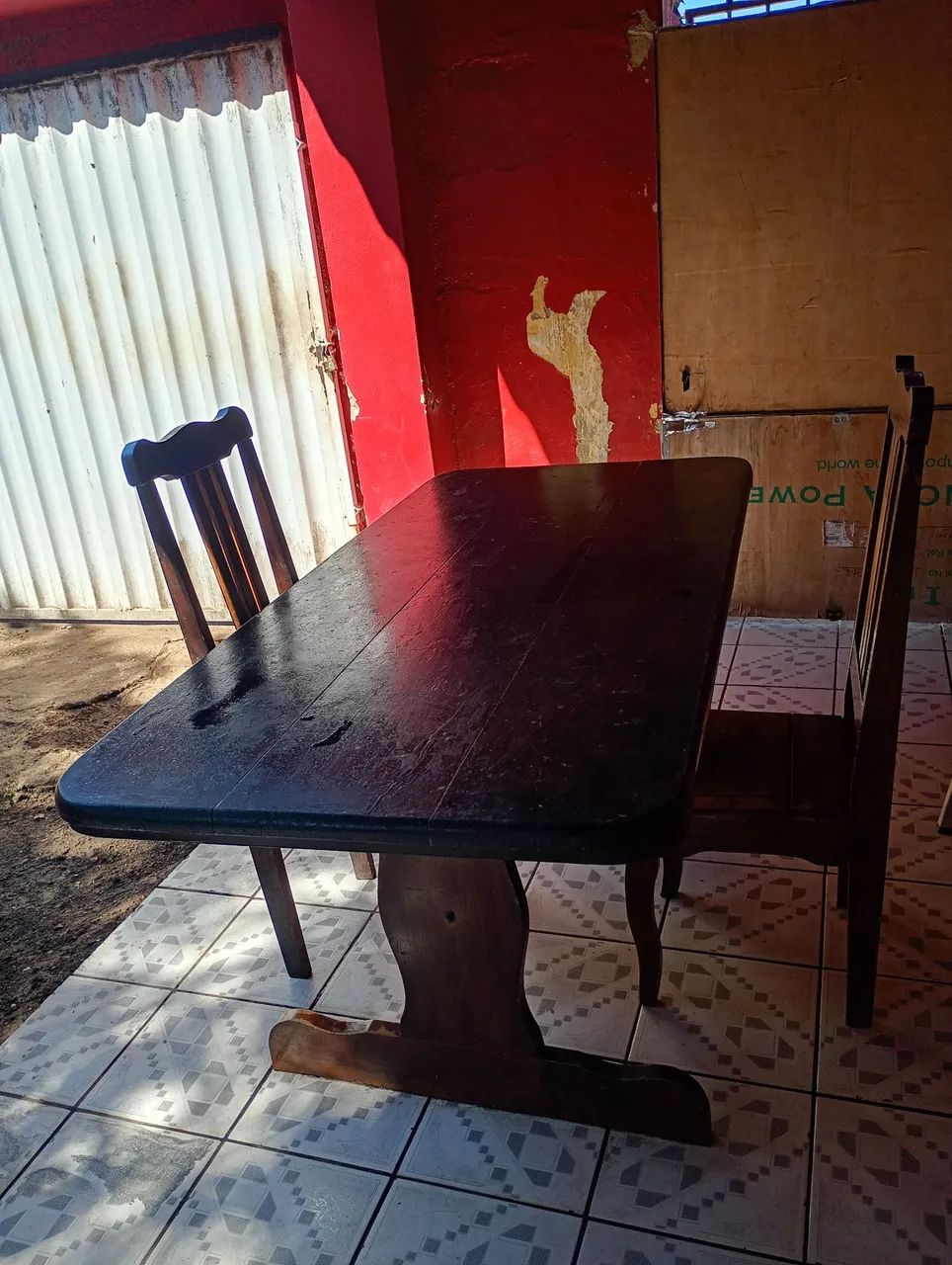 Vendo uma mesa de madeira com 5 cadeiras 