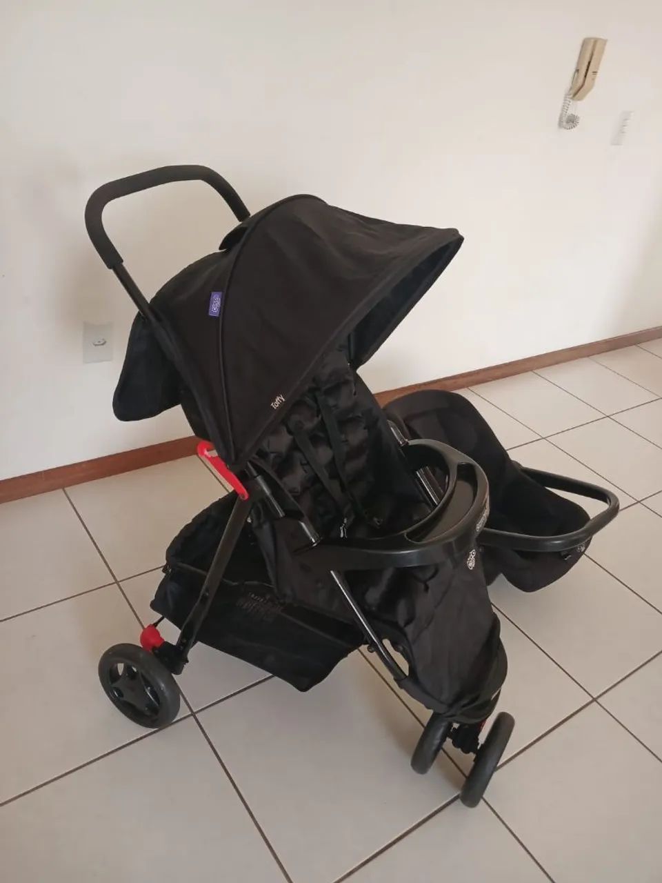 Carrinho de bebê mais o bebê conforto 