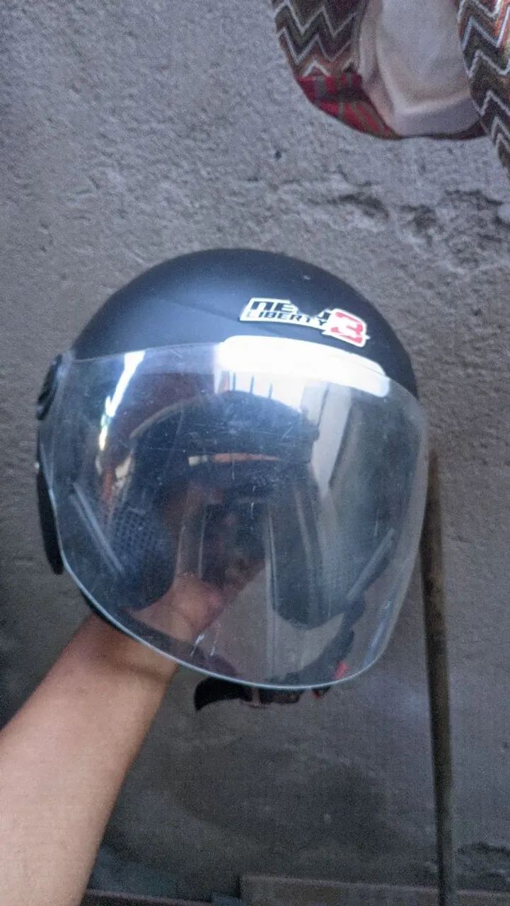Capacete semi-novo 