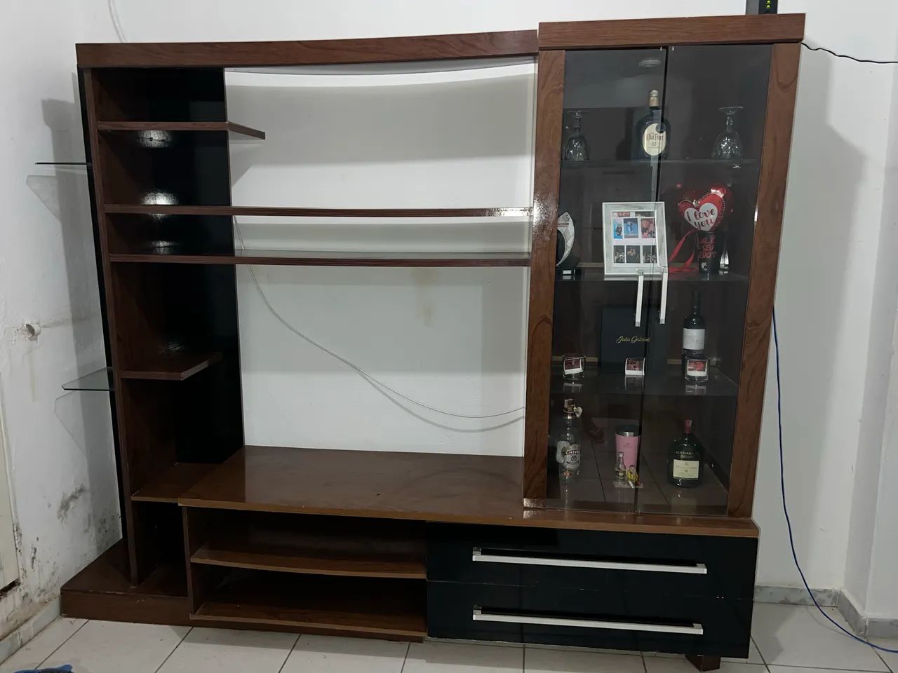 Rack de televisão junto com cristaleira 