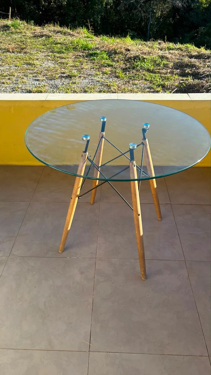 Mesa Eiffel com tampo de vidro