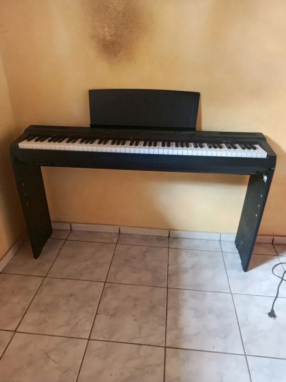 PIANO YAMAHA P125 COM DEFEITO