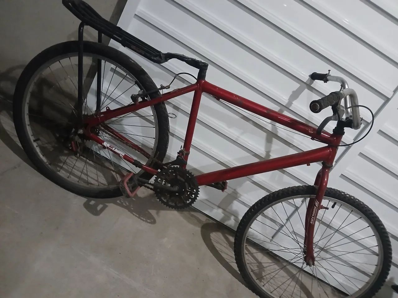 Bicicleta aro 26 com bagageiro. 