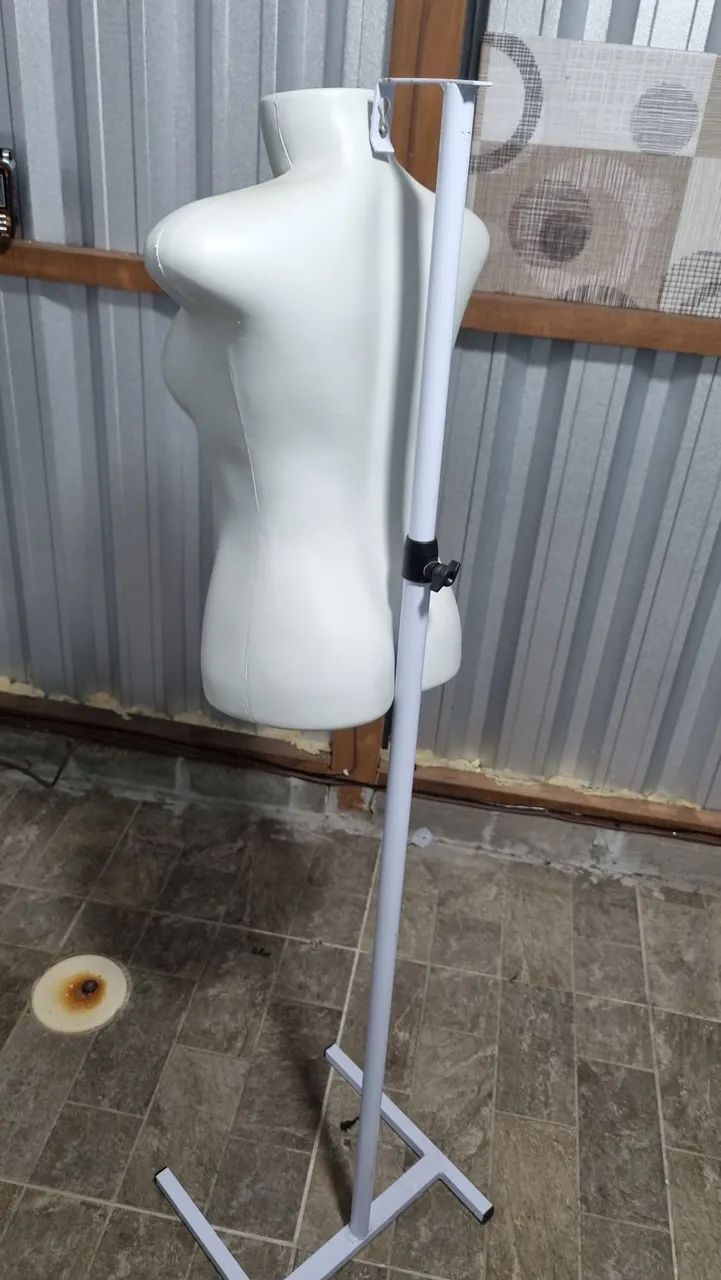Manequim de busto feminino com tripé - Foto 2