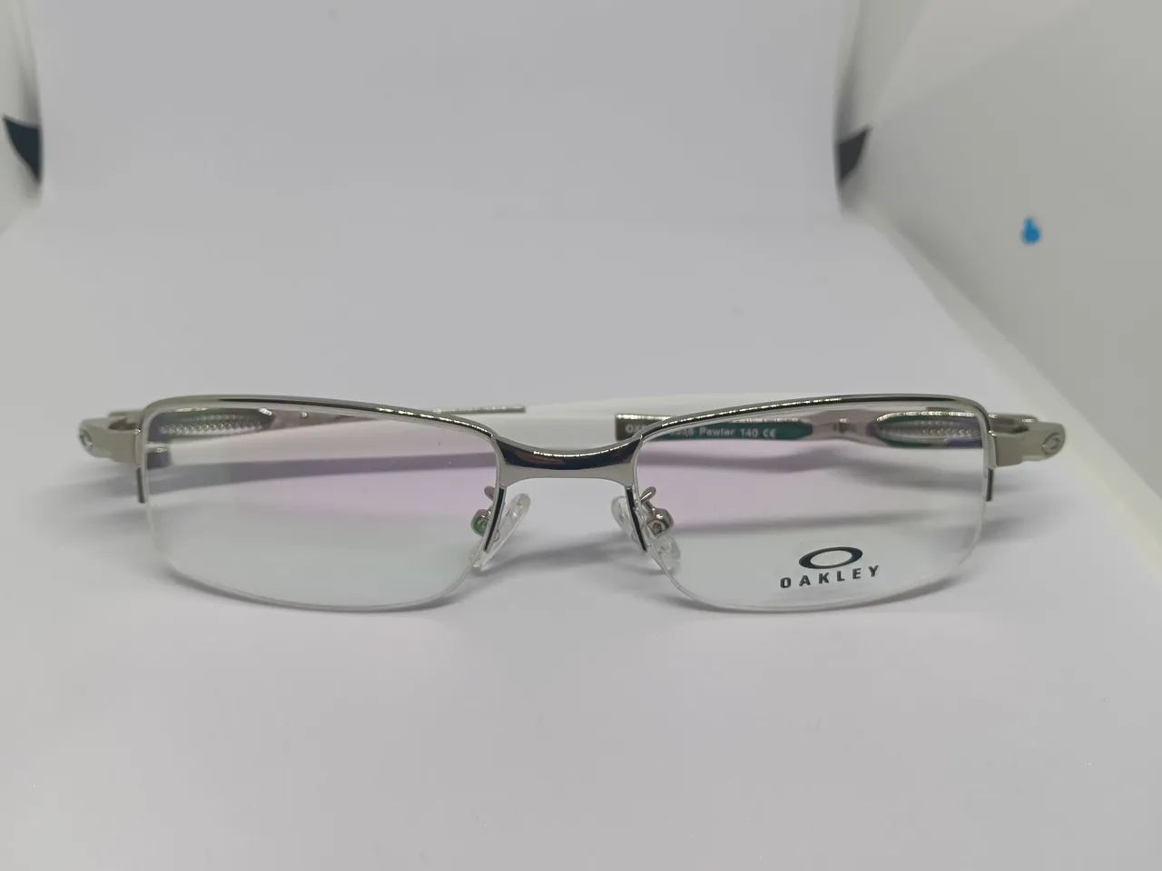 Óculos Oakley Metal Premium - Armação Prata Elegante e Moderna