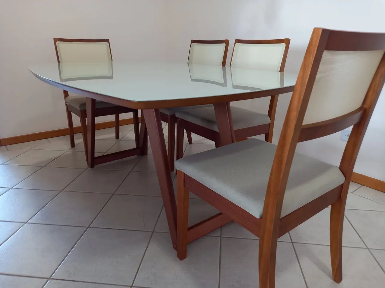 Mesa de jantar na madeira resistente 