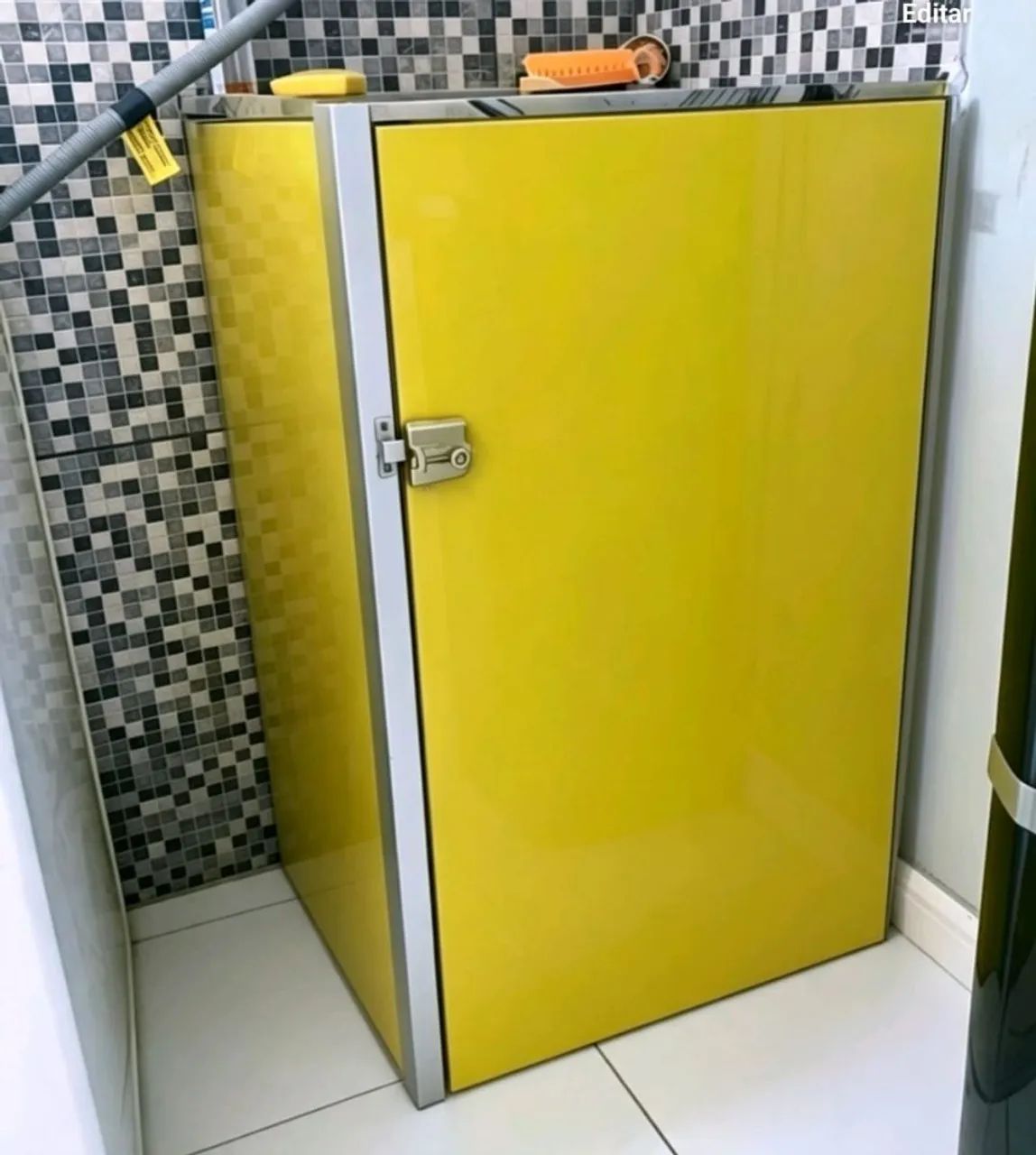 Vendo mesa com 4 cadeiras e Armário de vidro temperado  - Foto 2