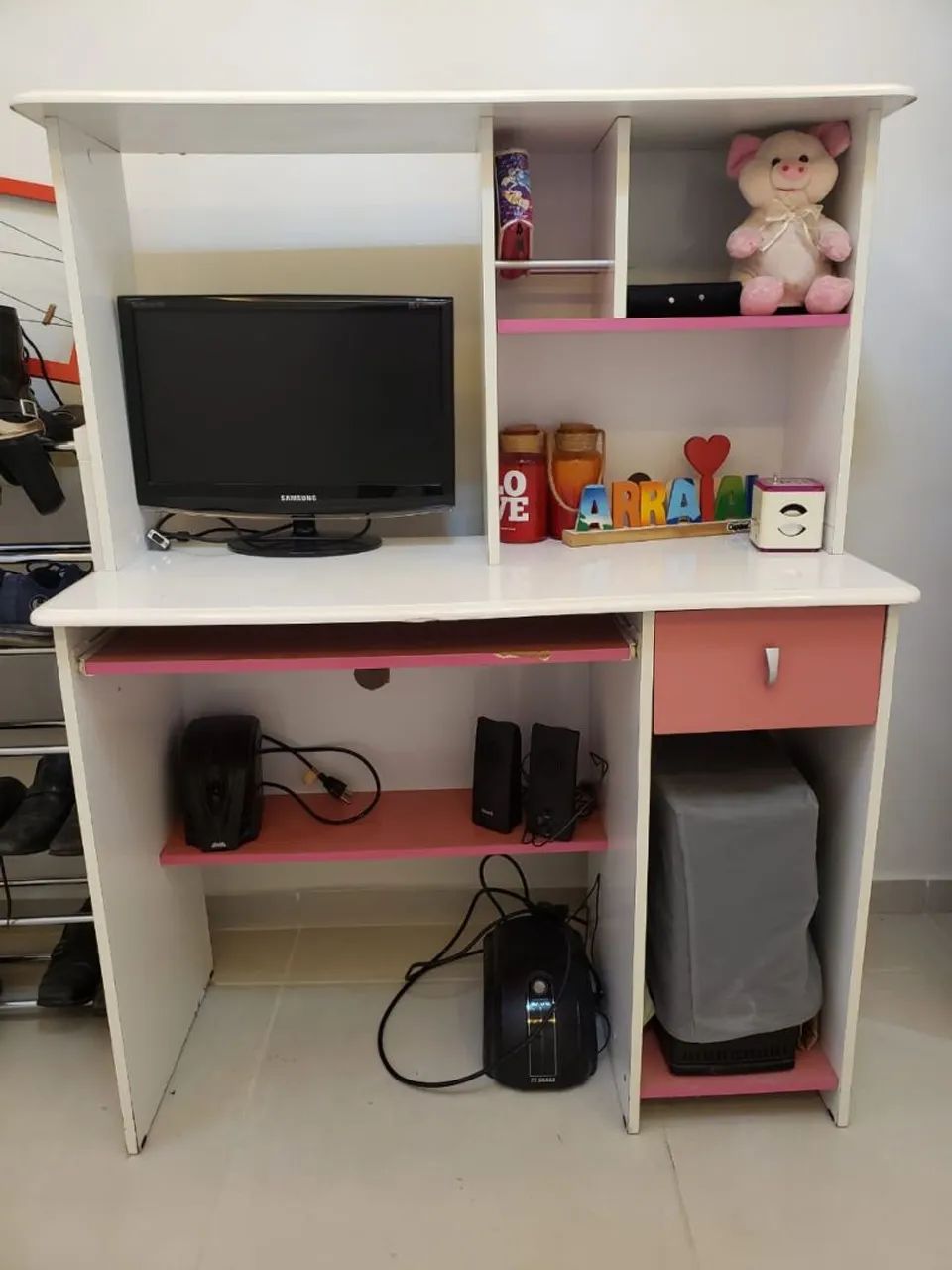 Mesa para computador desktop / notebook usada - Branco e rosa.