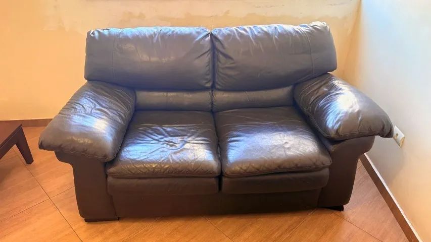 Conjunto de sofás usados em couro 2 e 3 Lugares - Marrom - Foto 4