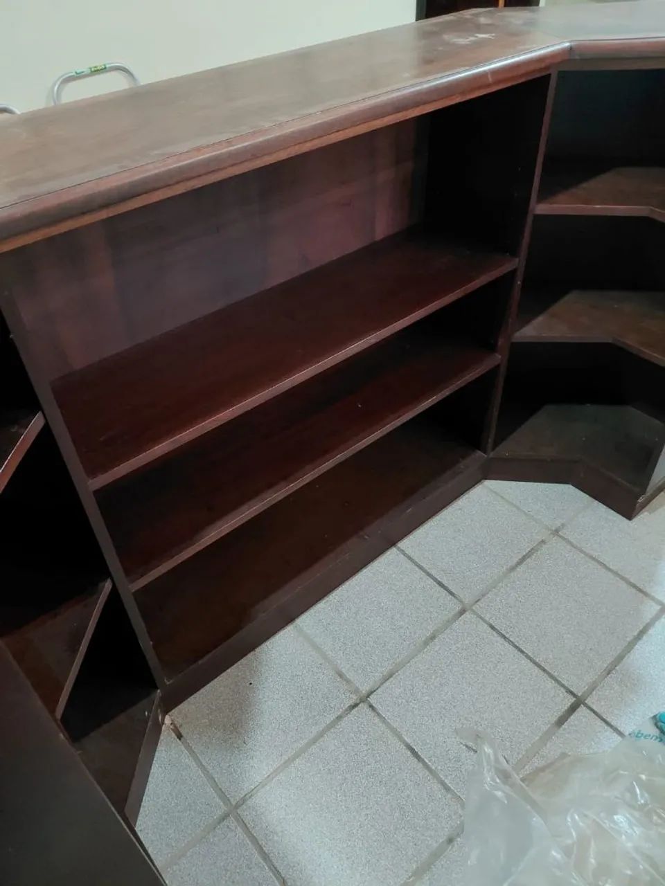 Um Balcão com 6 banquetas (compensado naval) - Foto 3