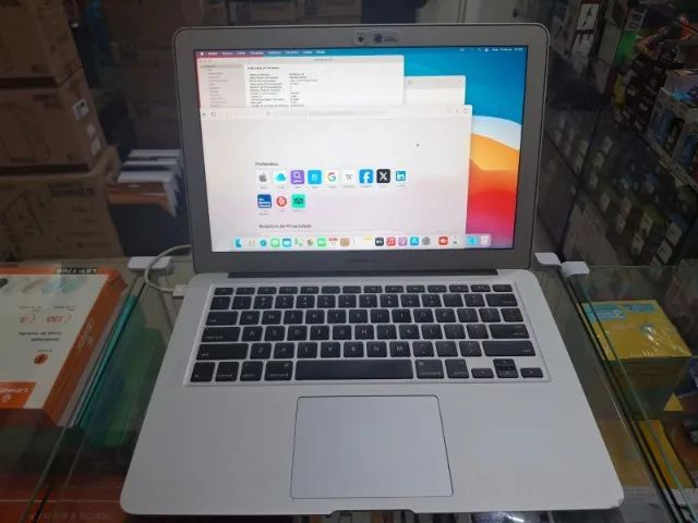 Macbook Air - 2013 - 128gb SSD, 4gb ram, i5