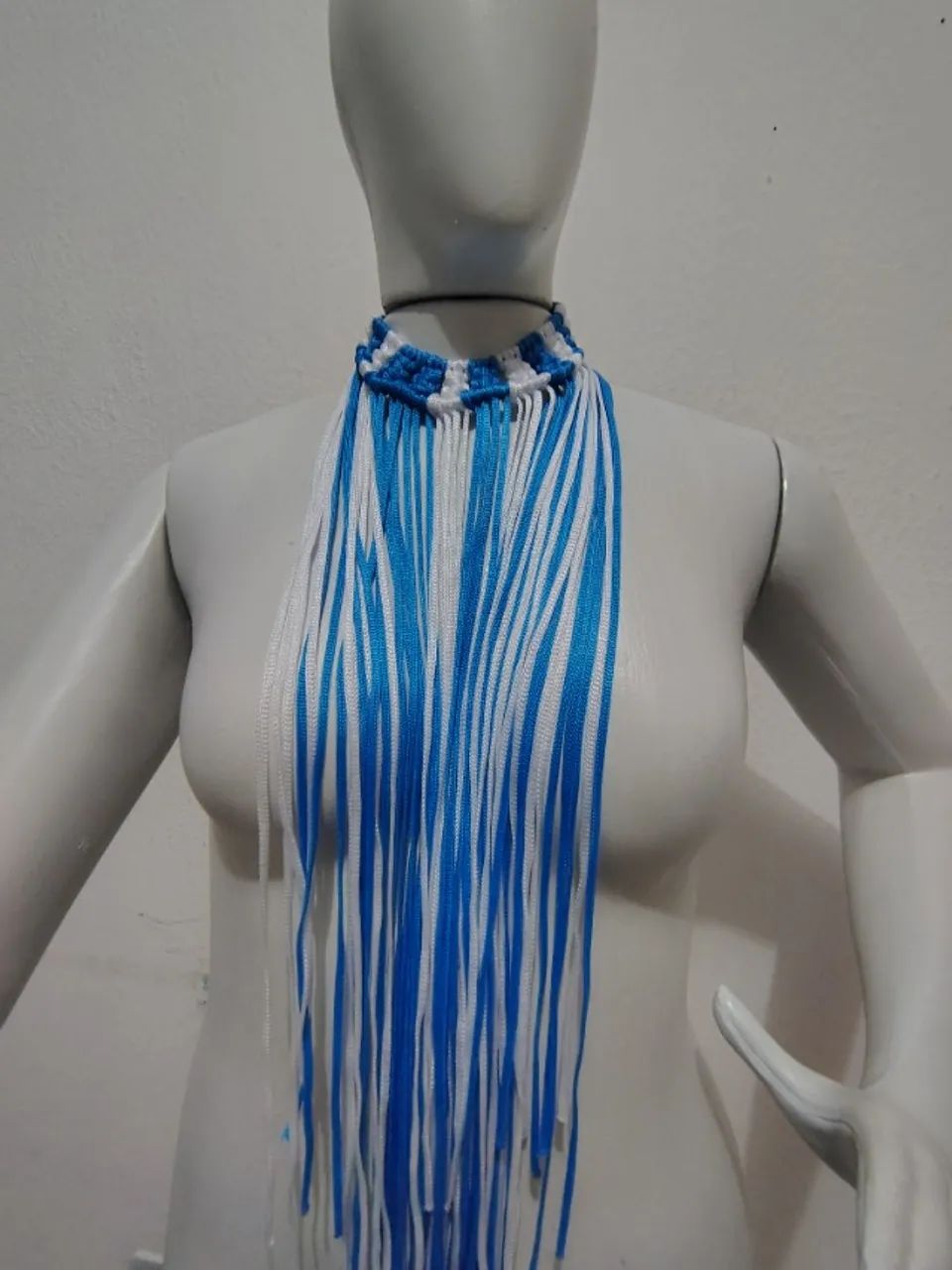 Colar de macramê azul e branco - Foto 2