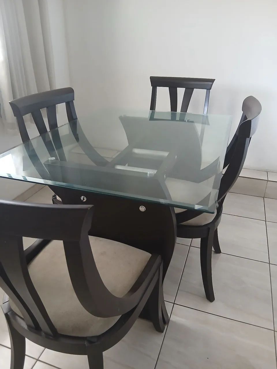 Mesa de vidro com 4 cadeiras