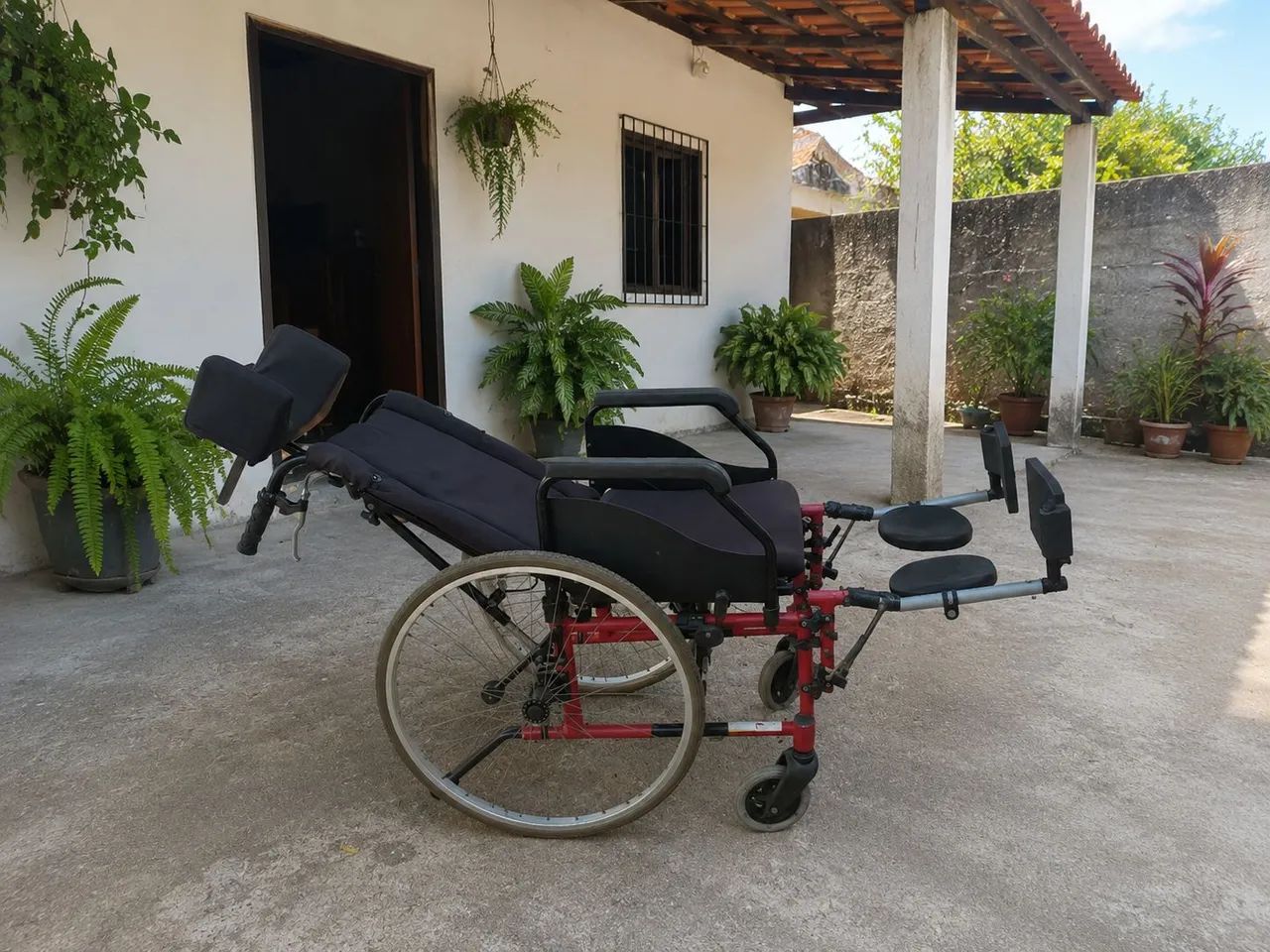 Vendo cadeira de rodas - Foto 3