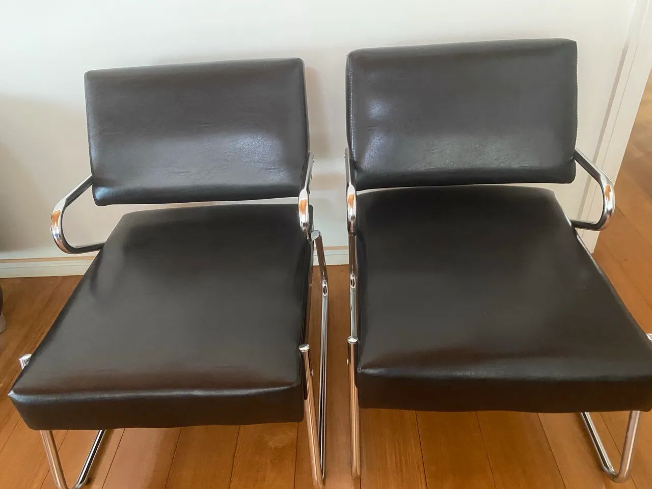 2 poltroninhas de estrutura cromada em courvin , na cor preta 