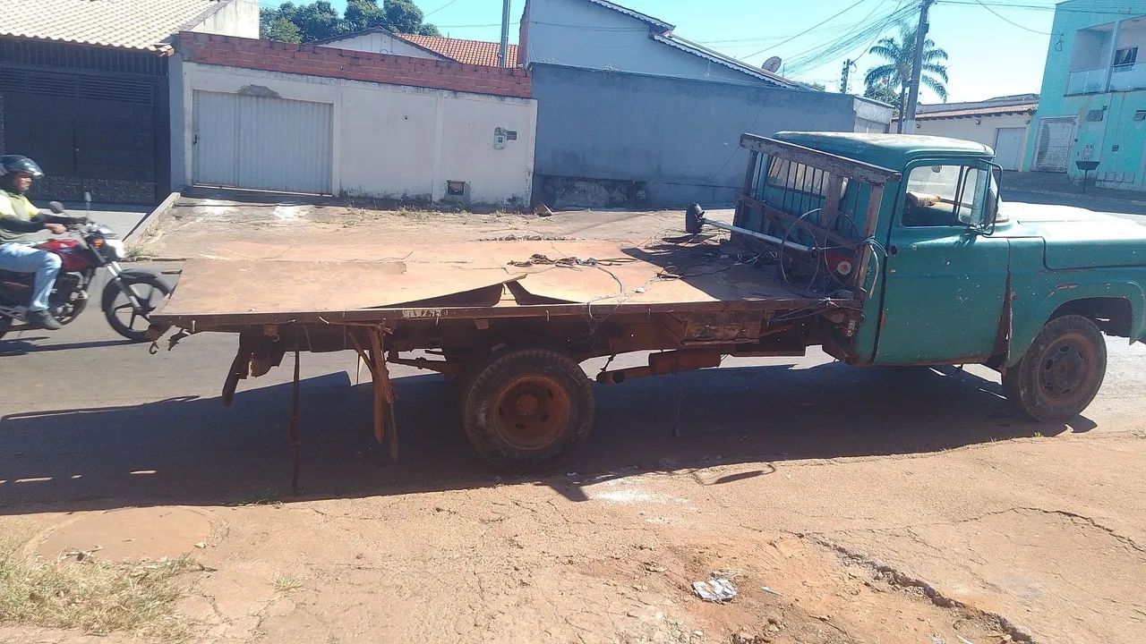 Fazenmos poda de árvore retirada de entulhos - Foto 2