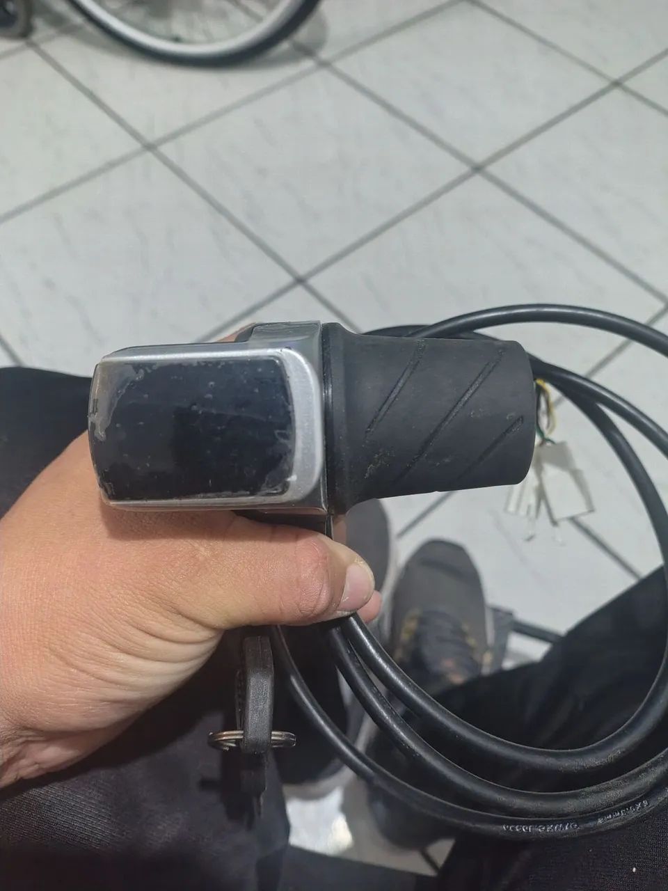 Vendo acelerador de bicicleta eletrônica 48v com chave  - Foto 2