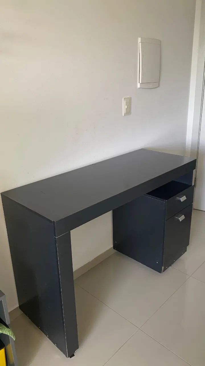 Escrivaninha Material Resistente: Fabricada em MDP, garantindo durabilidade.