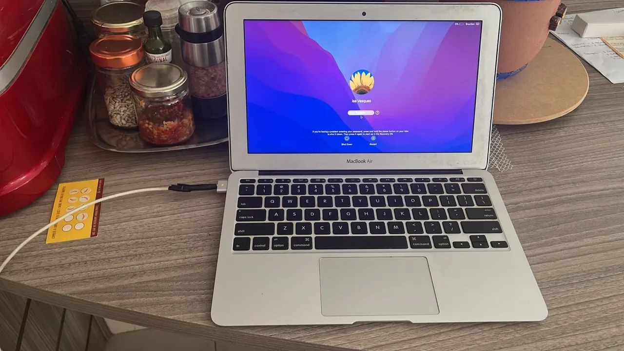 MacBook Air 1465 i5 4GB - Ótimo Estado
