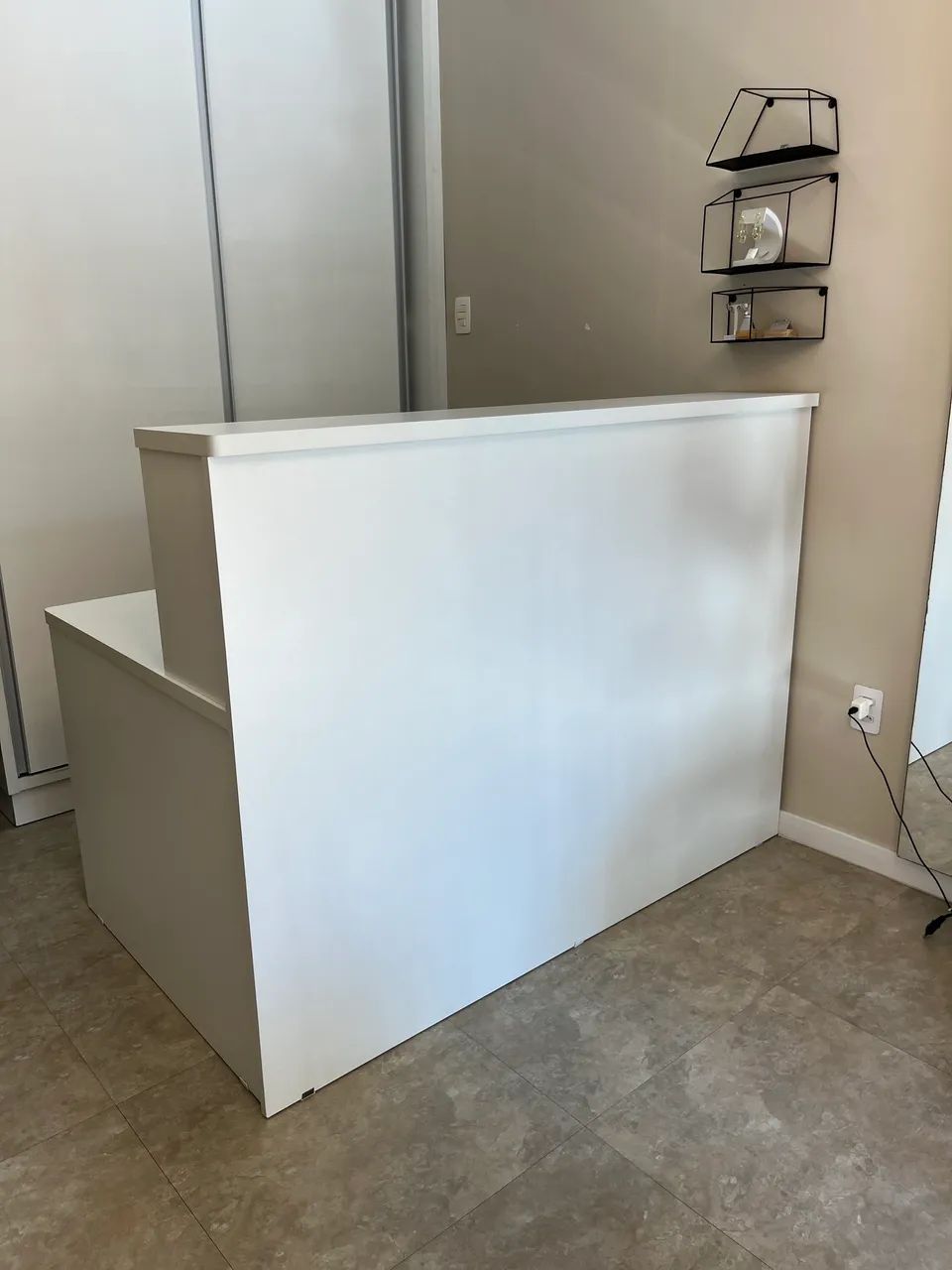 Balcão em MDF e acessórios para loja