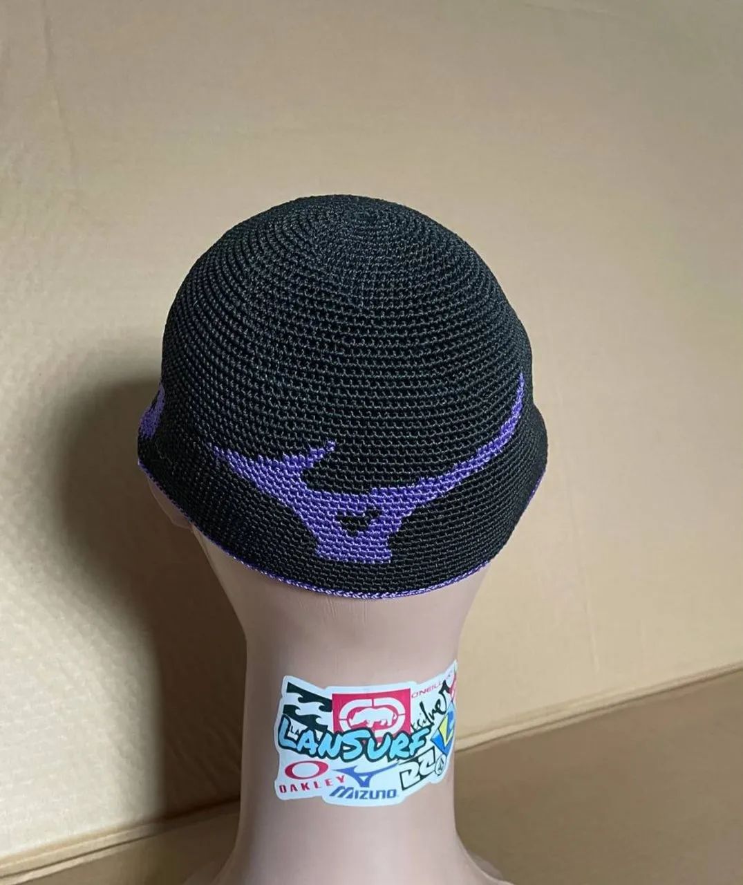 Boné de crochê Mizuno preto e roxo. - Foto 4