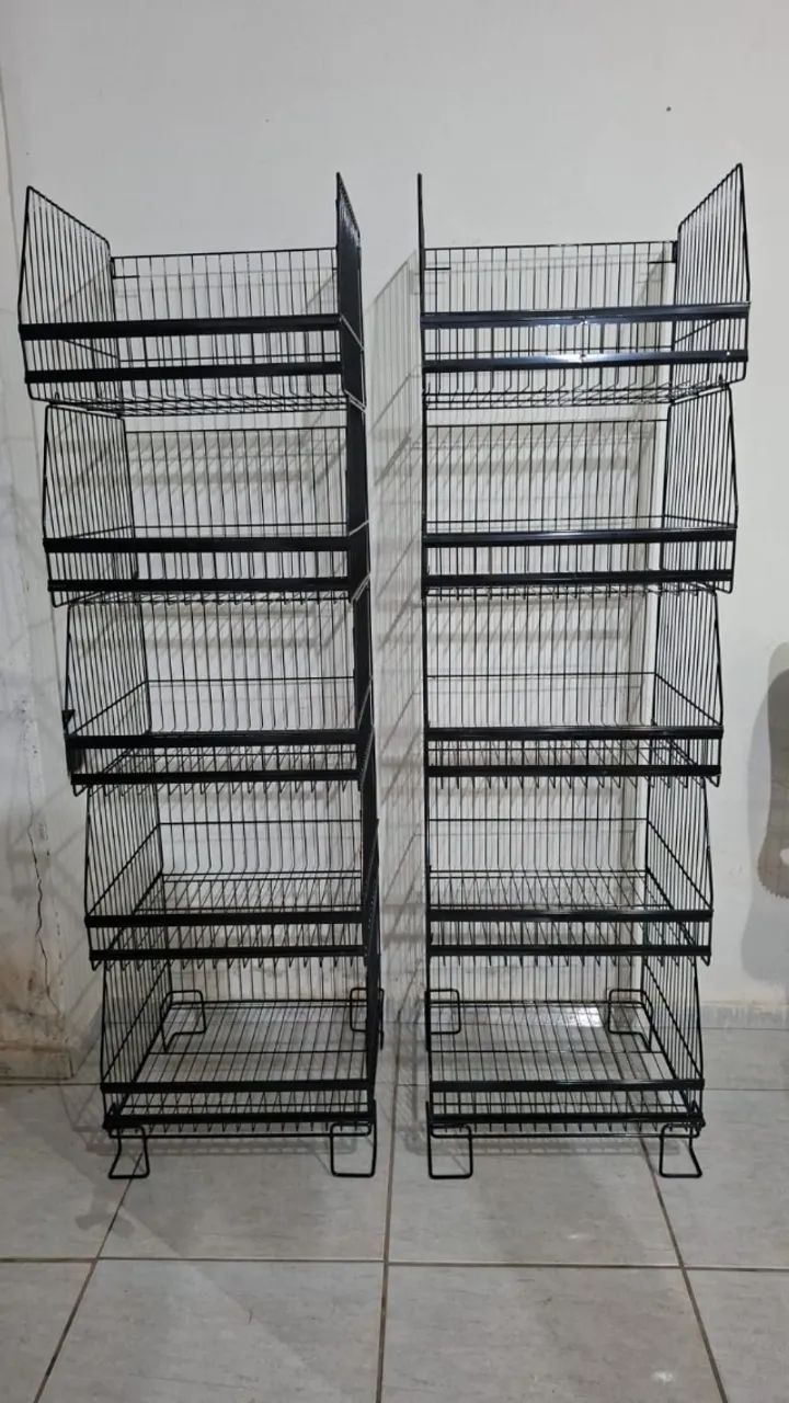 Expositor de produtos, novo. Valor: 190,00 reais cada.