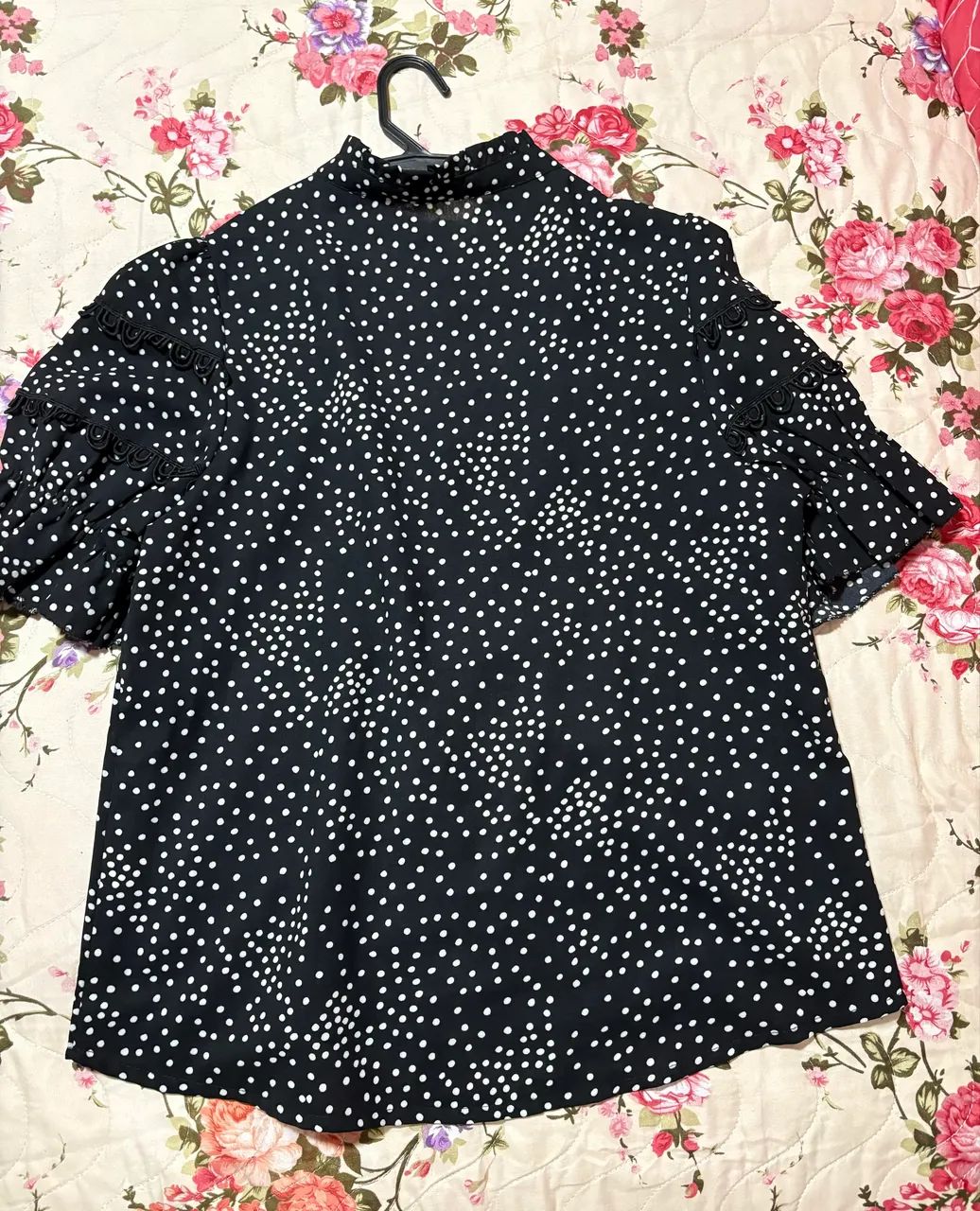 Blusa de Botões Estampada Bolinhas Brancas - Foto 2