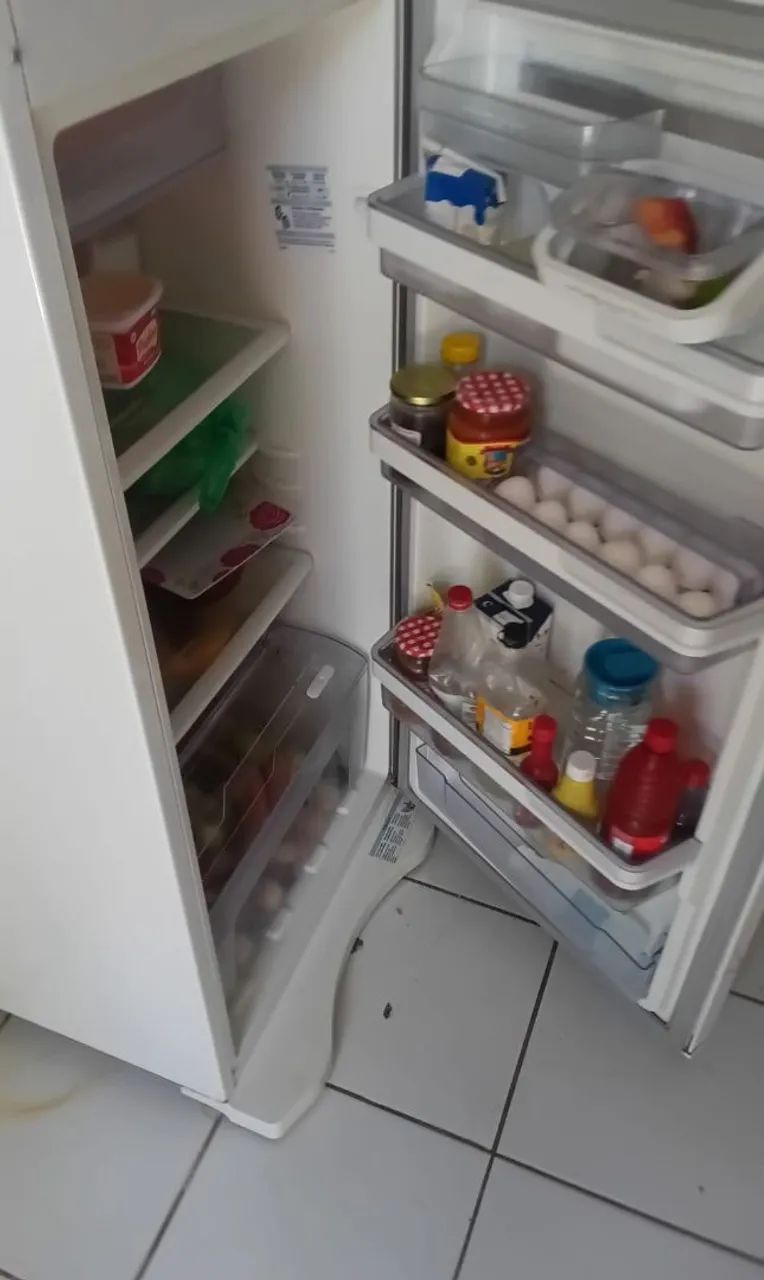 Vendo geladeira ,mesa com quatro cadeiras ,e sofá ,vendo junto e separado tbm - Foto 4