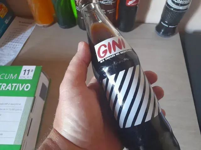 Conjunto de garrafas de refrigerantes antigas - algumas com oliquido original   - Foto 4
