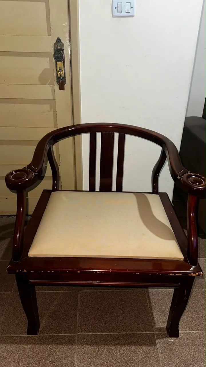 2 Poltronas Clássicas em Madeira Maciça  - Foto 2