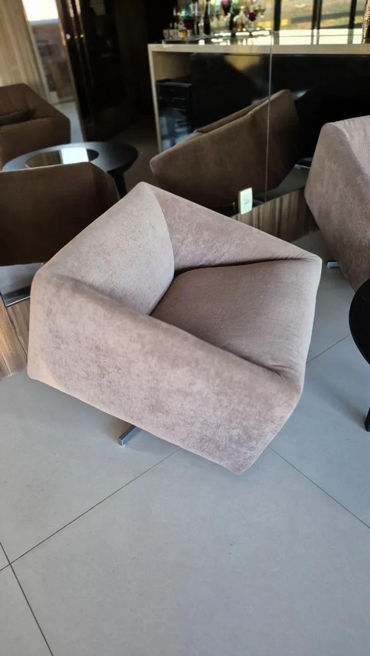 Jogo de 4 Poltronas Giratórias com Base Metálica - Marrom - Foto 2