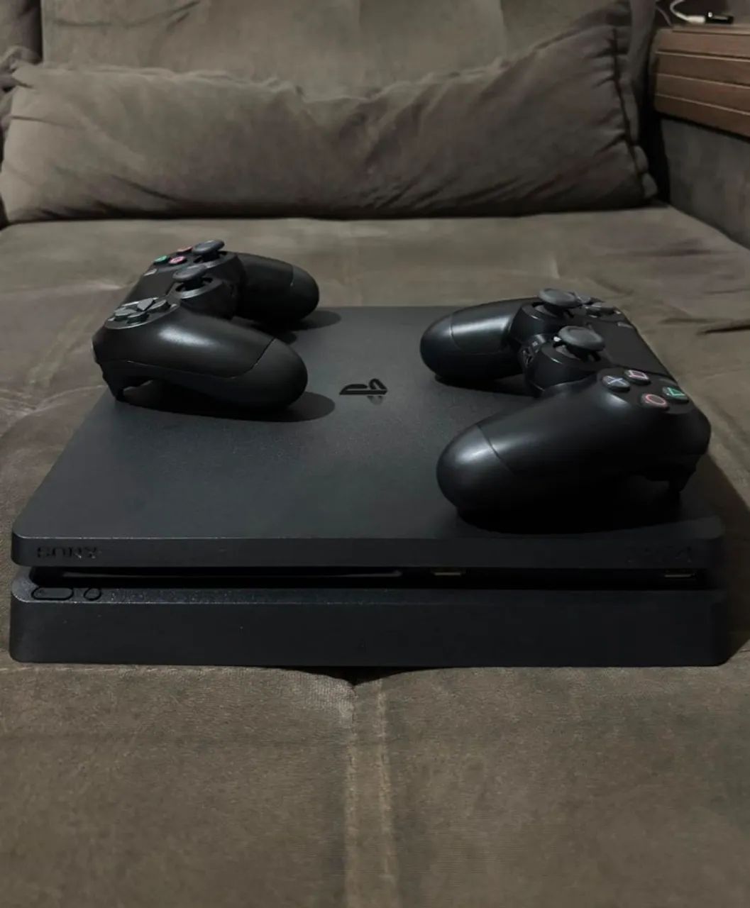 Vendo ps4 com 2 controles