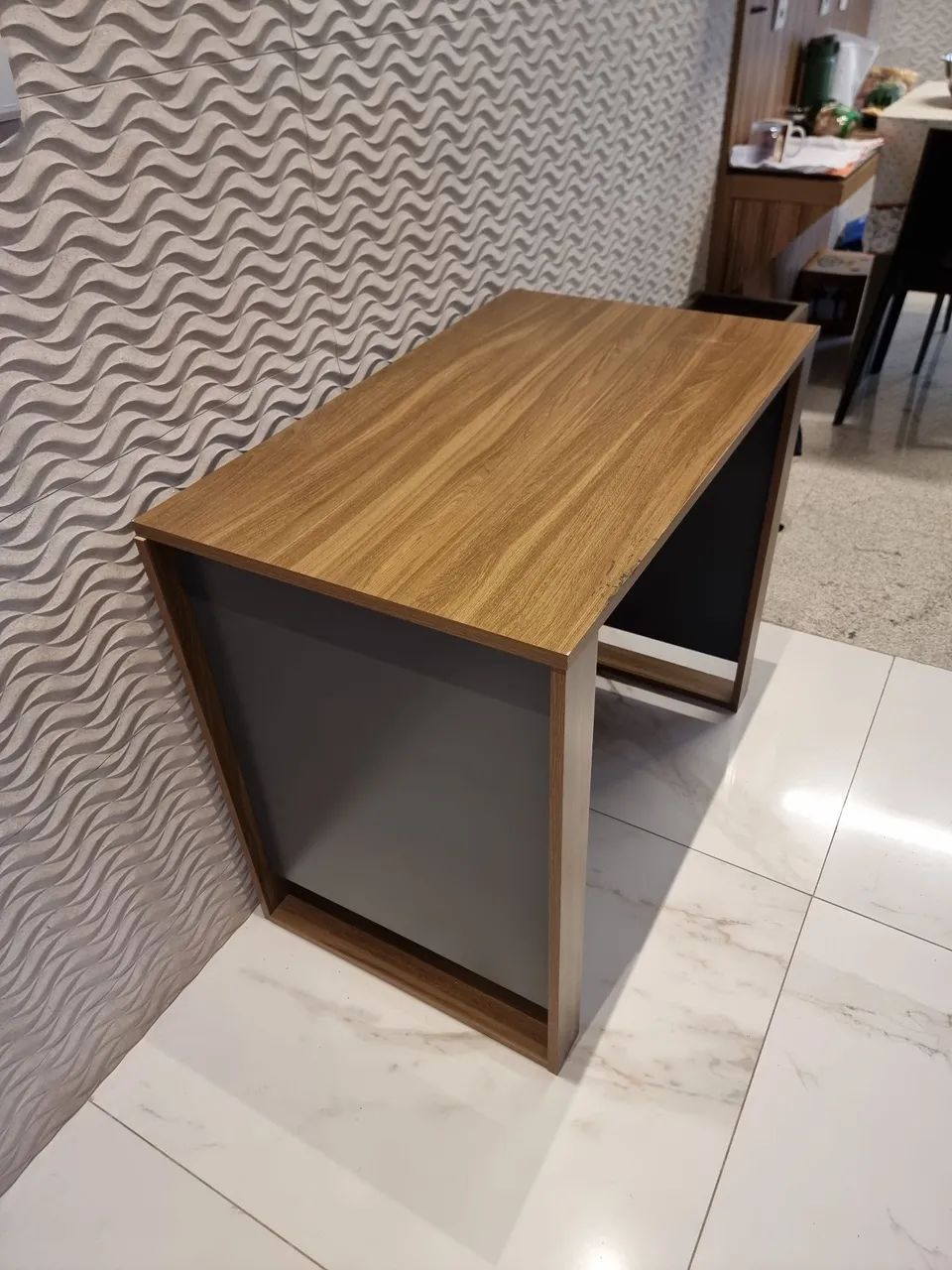 Mesa de Escritório / Escrivaninha Compacta em MDF - Excelente Estado - Foto 3