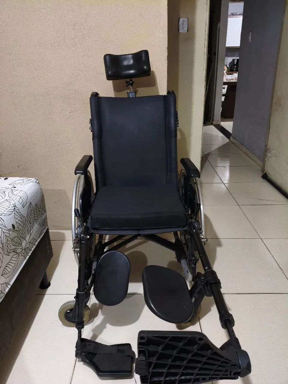 Cadeira de rodas semi nova! - Foto 4