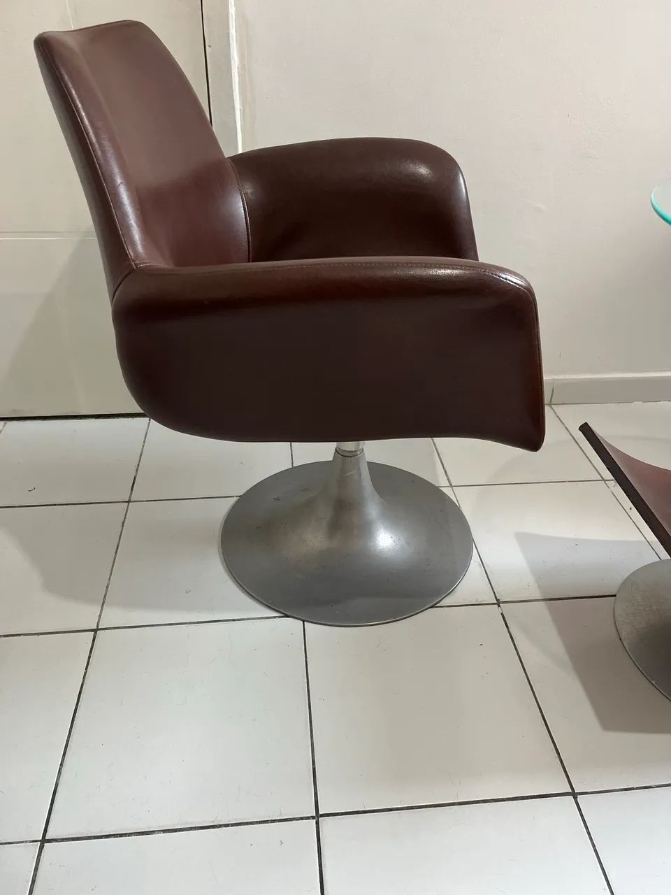 Vendo poltronas giratórias de couro com centro  - Foto 2