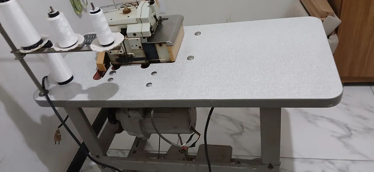 Máquina Overlok Industrial Super Conservada e mesa nova - Foto 4